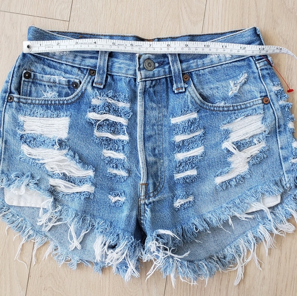 Levi's 501 Super Distressed Jean Shorts - Picture 6 of 7